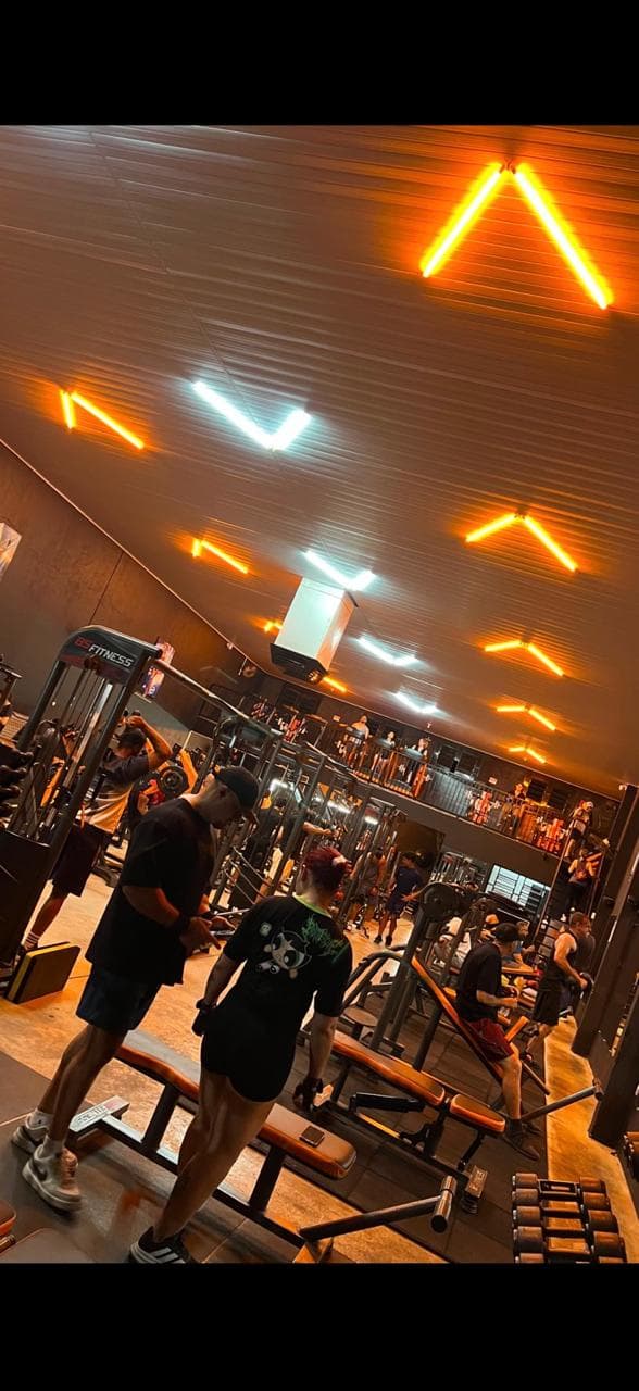Estrutura interna da HC Fitness, com alunos treinando