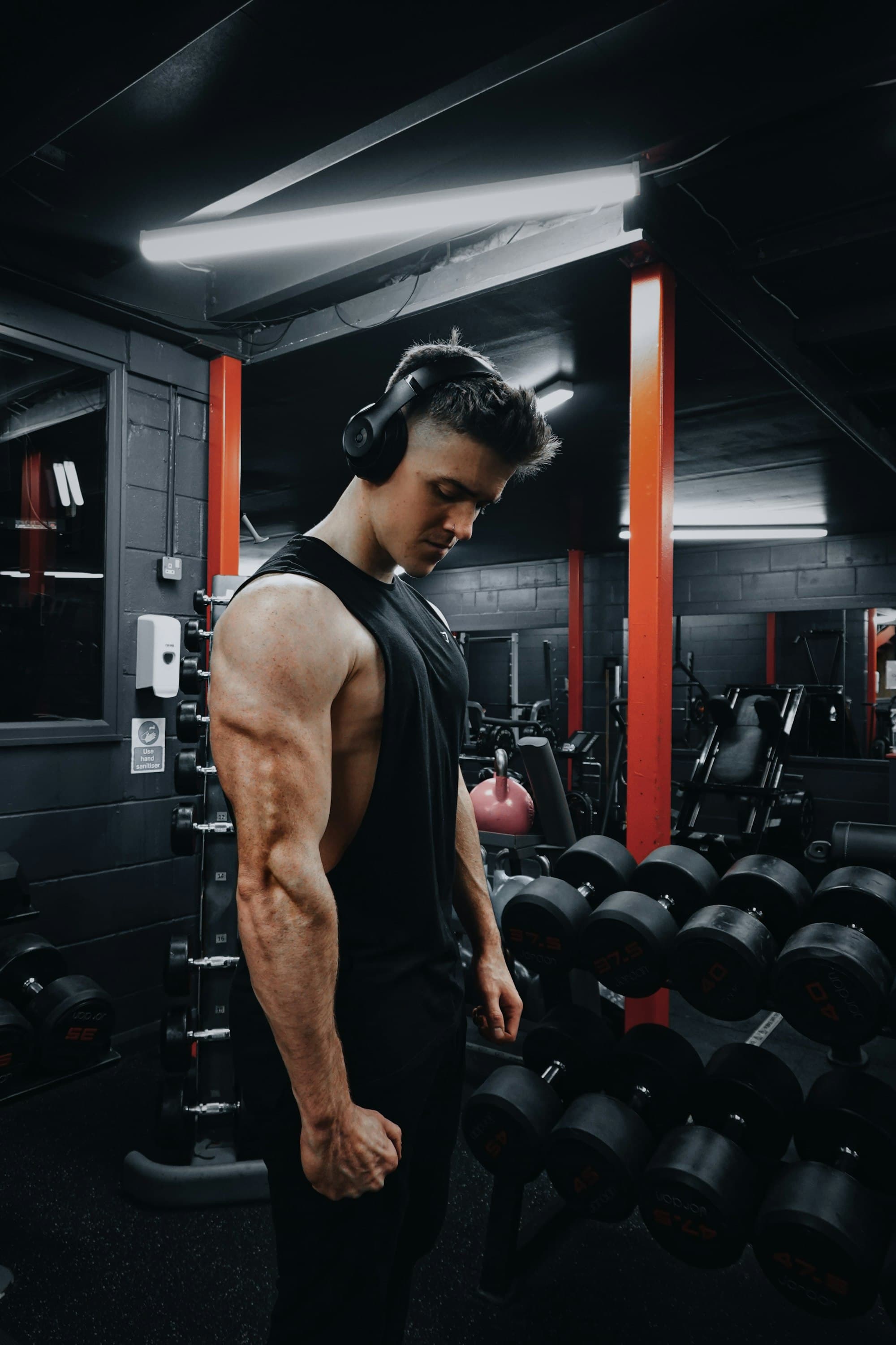 Atleta focado antes do treino na academia HC Fitness